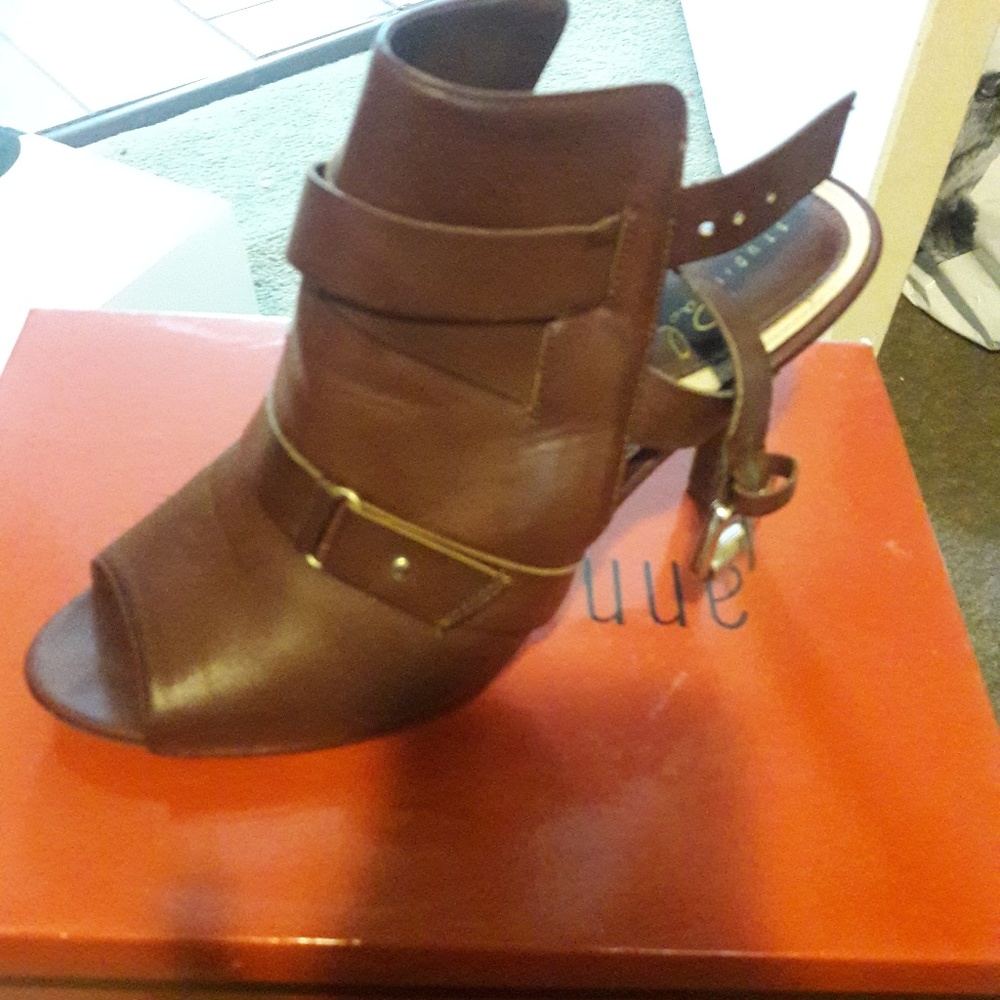 Sandles